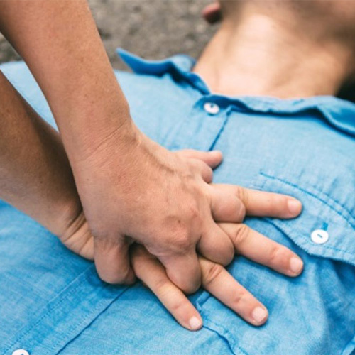 Témoin d’une crise cardiaque ? Les gestes à adopter pour sauver des vies